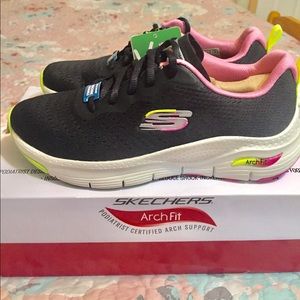 Skechers Archfit size 7; brand NEW shoes!!
